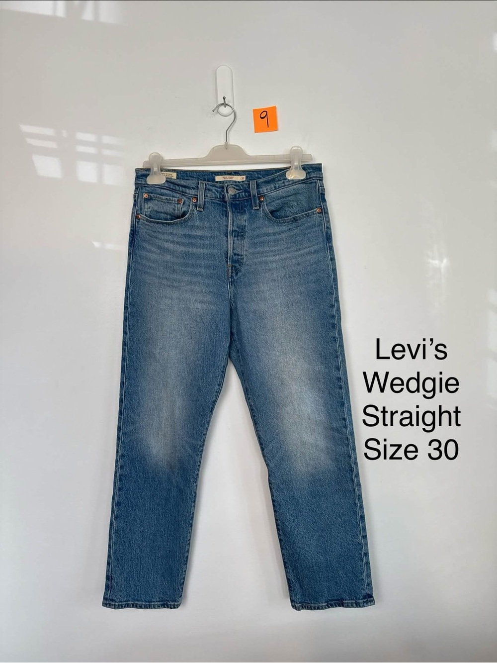 LEVI’S Wedgie Straight Jeans - Button Fly . 99% cotton with elastane.
Size: 30